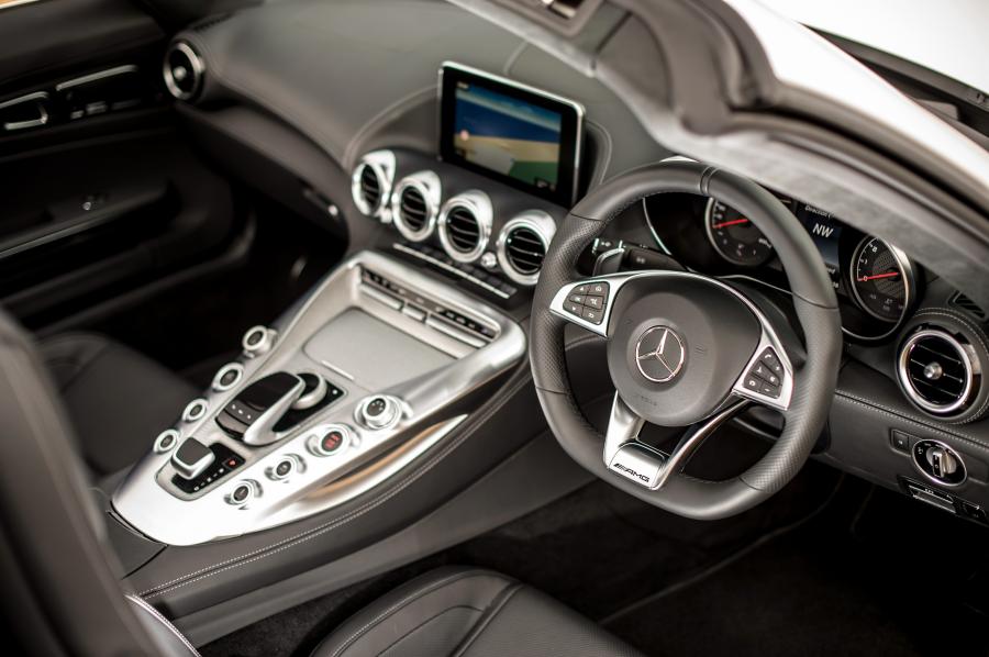 Интерьер Mercedes-AMG GT Roadster 2017 года  (UK) (фото 38 из 40)